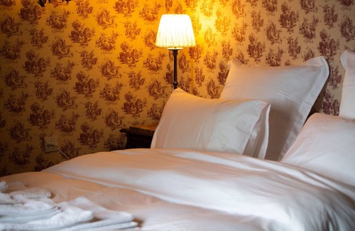 Rouille Bed & Breakfast | Bed and Breakfast 'Suite Familliale - Vue Sur Parc' with Shared Garden and Wi-Fi