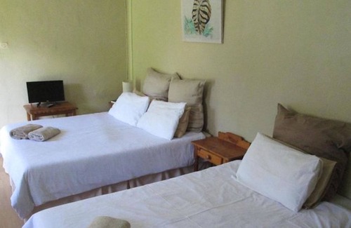 Bayswater House | Bedrock B&b - Triple Bedroom with self cathering