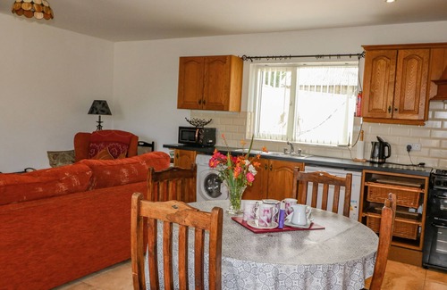 Kilbrittain Cottage | BEEHIVE COTTAGE, pet friendly in Kilbrittain, County Cork
