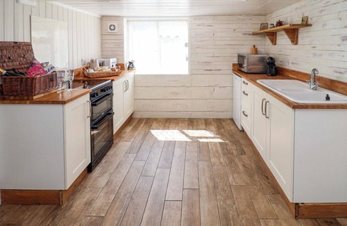 Beccles Cottage | BEEHIVE, pet friendly, country holiday cottage in Beccles