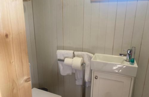 Coleraine Apartment | Beehive retreat & Hot tub