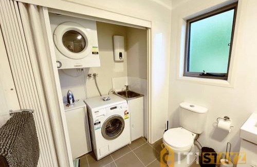 Turner Apartment | Beige & Beautiful - 1bd 1bth Apt - Close to ANU