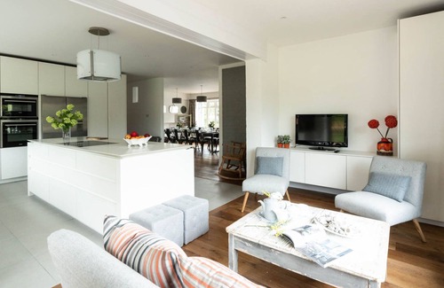 Birdham House | Bell Lodge 'AA Five Star' home close to West/East Wittering beaches sleeps 14