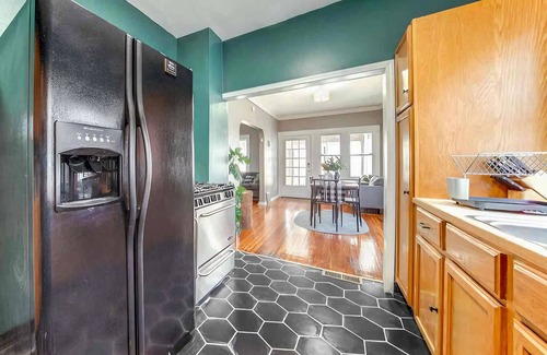 Garfield Heights House | Bella - Stylish Modern Retreat in Garfield Heights