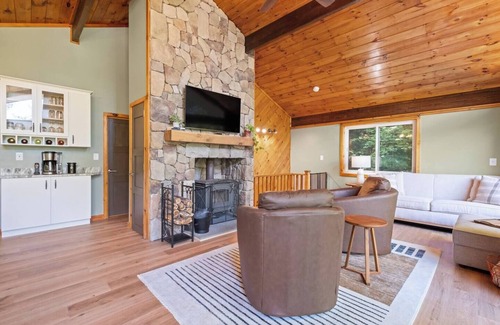 East Wakefield House | Belleau Lake Escape - Walking distance to lake