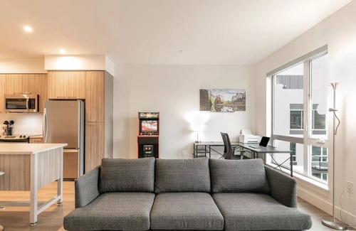 Northeast Bellevue Apartment | Bellevue Apt 1BR with Gym+Hot Tub+Sauna