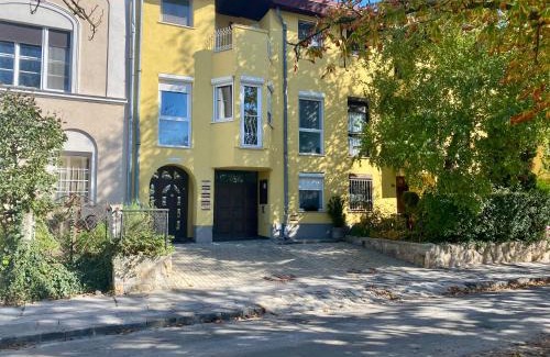 Vac House | Bellevue Vendégház 2