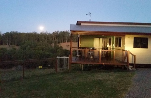 Bellthorpe House | Bellthorpe Stays - Whipbird Cabin: nature's favourite place, pooches allowed.