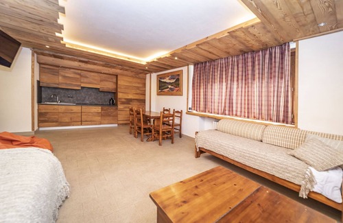 Sauze d'Oulx Ski Chalet | Belvilla by OYO Miramonti 2 Trilocale 6 pax
