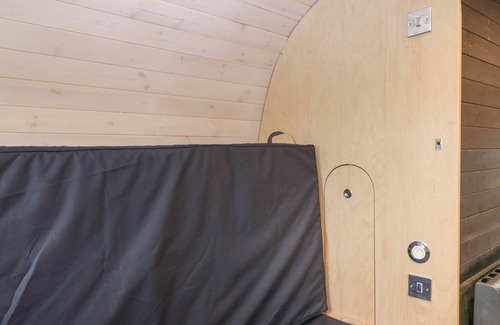 Alloa Cabin | BEN CLEUCH ANTHROPOD, romantic, with hot tub in Clackmannan
