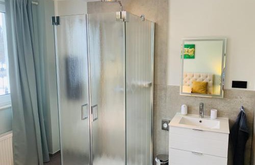 Mettmann Apartment | BESOTEL Mettmann-schicke FeWo oder Apartments nähe Golfplatz Gruiten und Neandertal mit Glasfaser WLAN und Parkplatz-viele Schlafzimmer mit Bad en suite