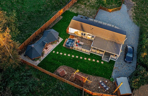 Pentney Cabin | Bespoke holiday home with private pool and hot tub, sleeps 8 ref 34073P