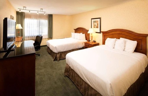 Wenatchee Resort | Best Choice! 2 Spacious Units, With Outdoor Pool and Free Parking!