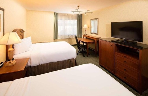 Wenatchee Resort | Best Choice! 2 Spacious Units, With Outdoor Pool and Free Parking!