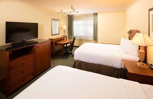 Wenatchee Resort | Best Choice! 2 Spacious Units, With Outdoor Pool and Free Parking!