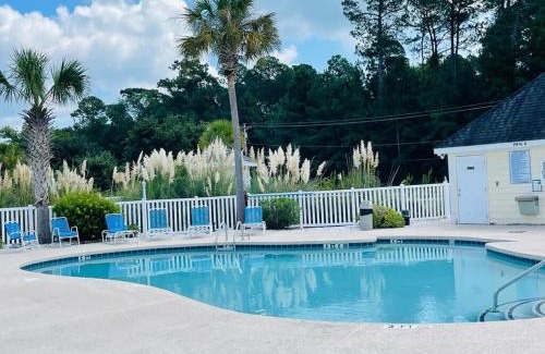 Central Myrtle Beach Apartment | Best Location 1BD condo in the center of MB pool