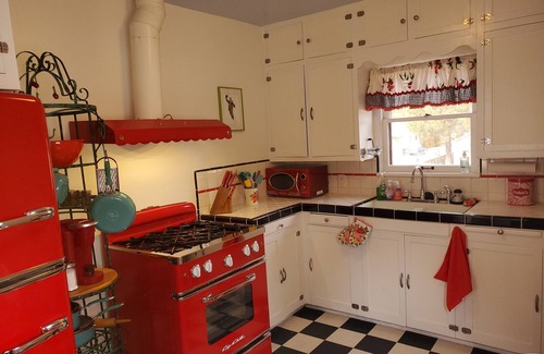 Prescott Cottage | BEST LOCATION + WALK TO DOWNTOWN + CLOSE TO EVERYTHING + HOT TUB + HAS IT ALL!