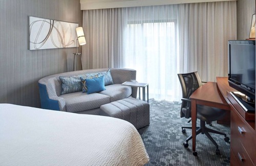 Brookfield Hotel | Best Place to Stay in Brookfield! Indoor Swimming Pool, Pet-friendly Property!