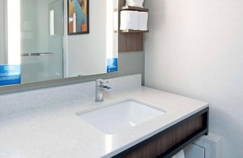 Albuquerque House | Best Place to Unwind! Pet-friendly, Indoor Pool, Free Shuttle, Free Parking!