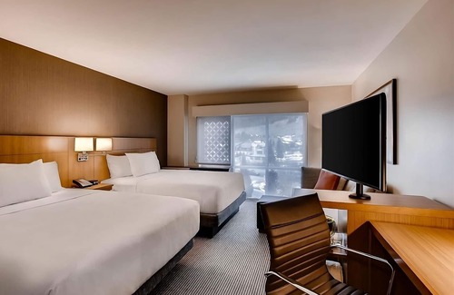Mountain House Hotel | Best Place to Unwind! Skiing, Enjoy Free Breakfast, Jacuzzi, Mountain View!
