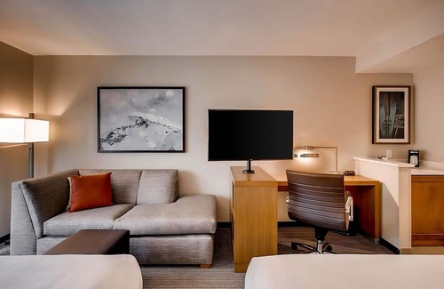 Mountain House Hotel | Best Place to Unwind! Skiing, Enjoy Free Breakfast, Jacuzzi, Mountain View!