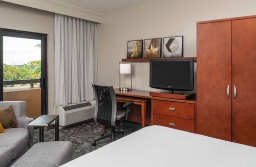 Miami Lakes Hotel | Best Quality Stay! Pet-Friendly, with Outdoor Pool, Near Spanish Lake Park!