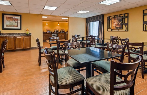 Alton Hotel | Best Western Plus Parkway Hotel
