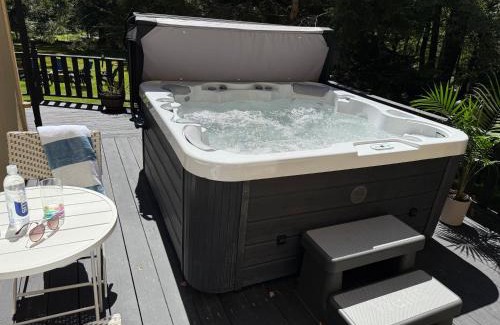 Smallwood Ski Chalet | Bethel Escape Hot Tub 4 beds Game Room and Fire pit Fully Stocked Kitchen