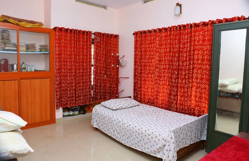 Adur House | Bethel House has 3 bedrooms, 2.5 bath, Kitchen and a dining area.