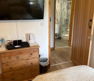 Cross Hands Bed & Breakfast | Beudy Bach