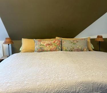 Waldershof Apartment | Bezaubernde Ferienwohnung mit Rosengarten