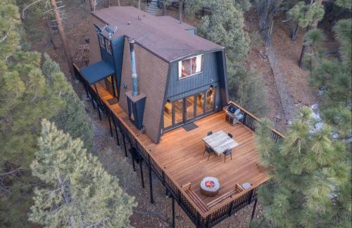 Whispering Forest House | Big Bear Retreat w Fire Pit Deck & Cabin Vibes