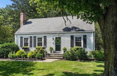 Framingham House | Big Bedroom on Lower Level, 65 inch TV, Netflix, Desk, Dining Table, Framingham Center