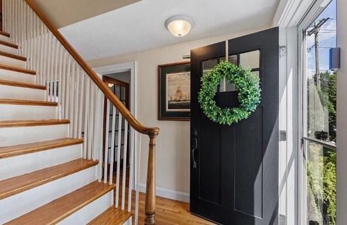 Framingham House | Big Bedroom on Lower Level, 65 inch TV, Netflix, Desk, Dining Table, Framingham Center