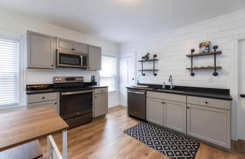Mystic - New London Apartment | Big Family 2BR, Central Historic Mystic w/parking