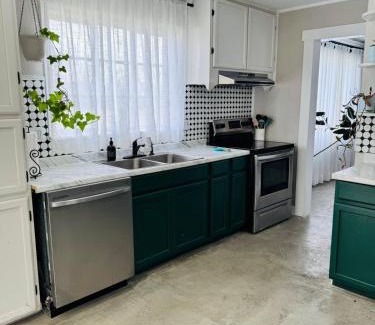 Sulphur House | Big home in the heart of Sulphur