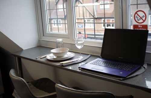 Sutton House | Big Loft in the Heart of Cheam Village (35 min from London City)