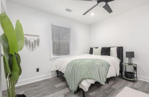 Ellenwood House | Big Modern Family Home On 1 Acre Land w Firepit & Grill