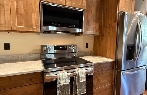 Island Park Cabin | Big Pine Lodge-Brand New+Luxe Cabin+HotTub+Arcades+Sleeps 21