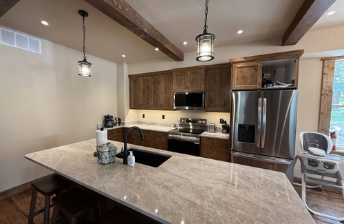 Island Park Cabin | Big Pine Lodge-Brand New+Luxe Cabin+HotTub+Arcades+Sleeps 21