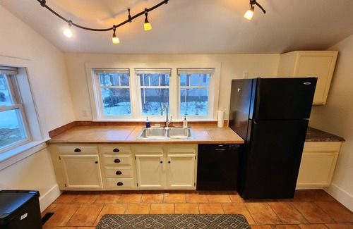 Big Rapids House | Big Rapids Convenient City Home