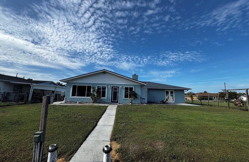 Astor House | Big Soothing 3-bedroom house with AC in Astor on the St John’s River!