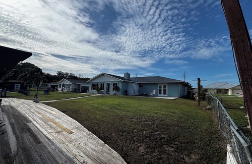 Astor House | Big Soothing 3-bedroom house with AC in Astor on the St John’s River!