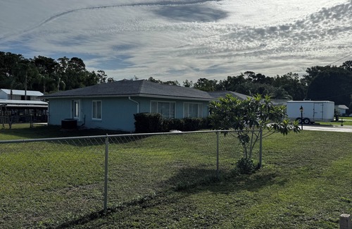 Astor House | Big Soothing 3-bedroom house with AC in Astor on the St John’s River!