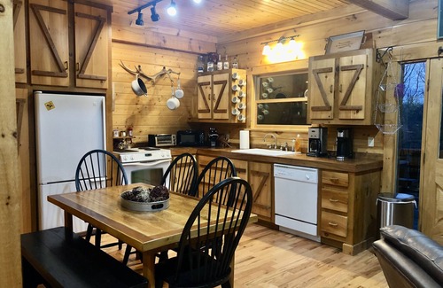 Revelo Cabin | Big South Fork! Peaceful, Relaxing, On the Trails…Six Decks ~ Nature’s Paradise!