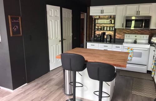 Farwell House | Bigfoot Retreat -Atv trails- Outdoor shower- Secret Game Room