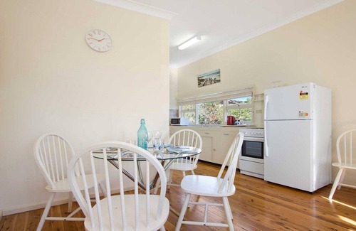 Lake Conjola Cottage | Bij's on the Beach – walking distance to beach