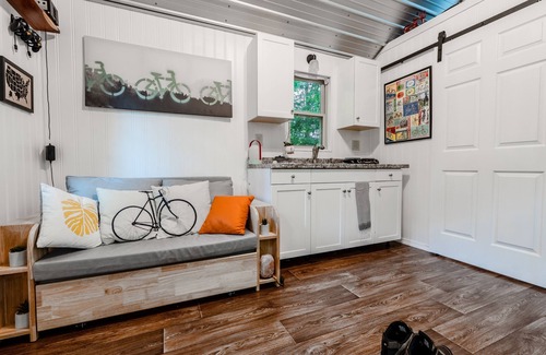 Bella Vista Cabin | Biker's Haven: Cozy Tiny Home w/Outdoor Lounge