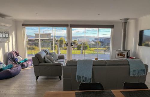 Binalong Bay House | BINALONG BRAE @ Bay of Fires Two bedroom both with ensuites