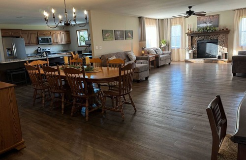 Sullivan House | Binion Lodge: Wooded Privacy Near Lake Shelbyville